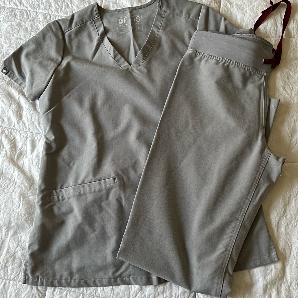 Figs cement scrub set xs